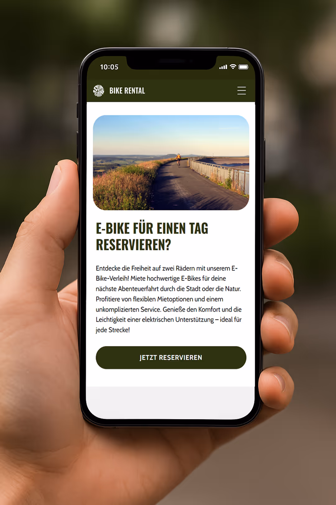 Smartphone mit geöffneter SunshineBikes-Buchungsseite in einer Hand gehalten