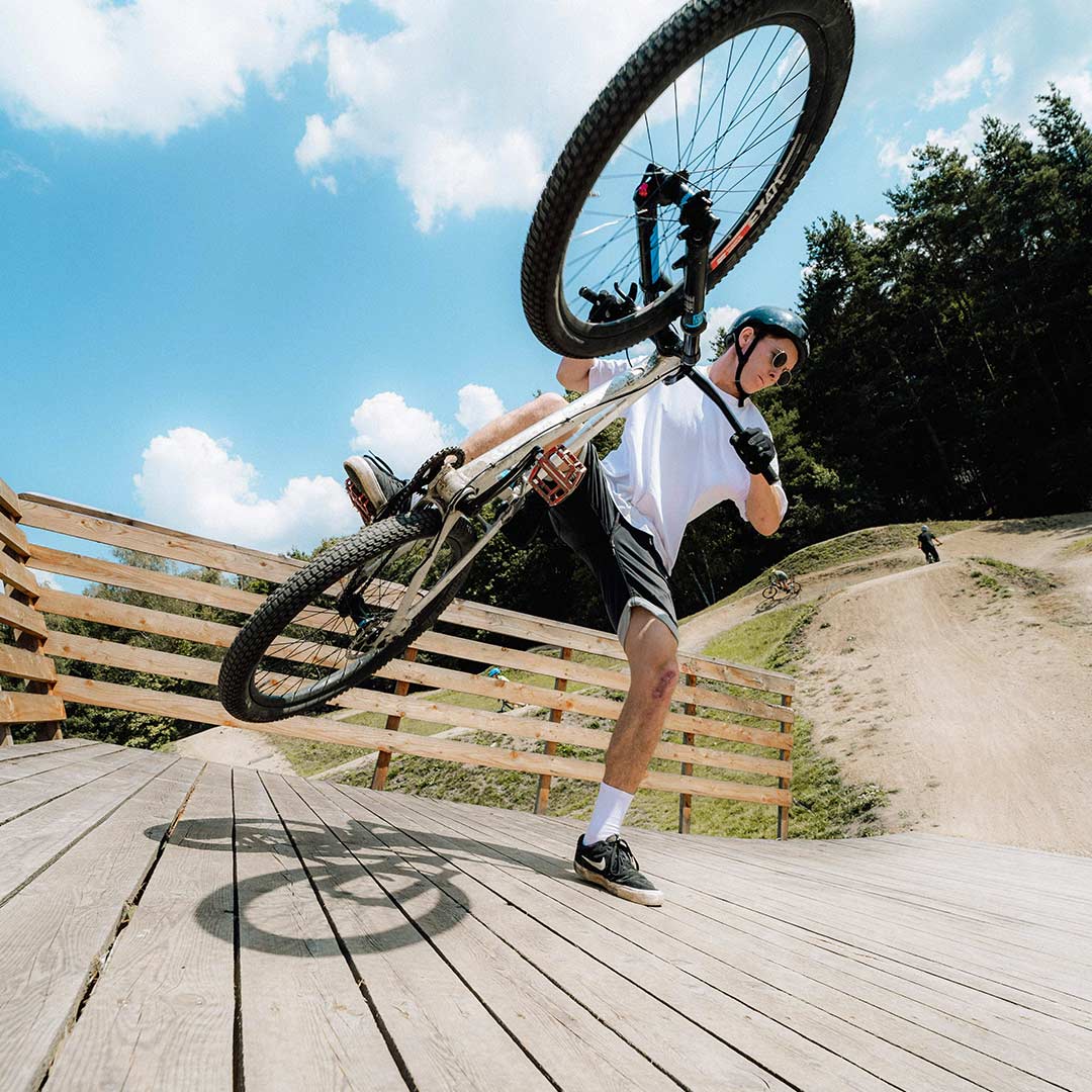 Mountainbiker macht Trick auf der Wall im Sunshine Bikes Bikepark in Steinberg am See